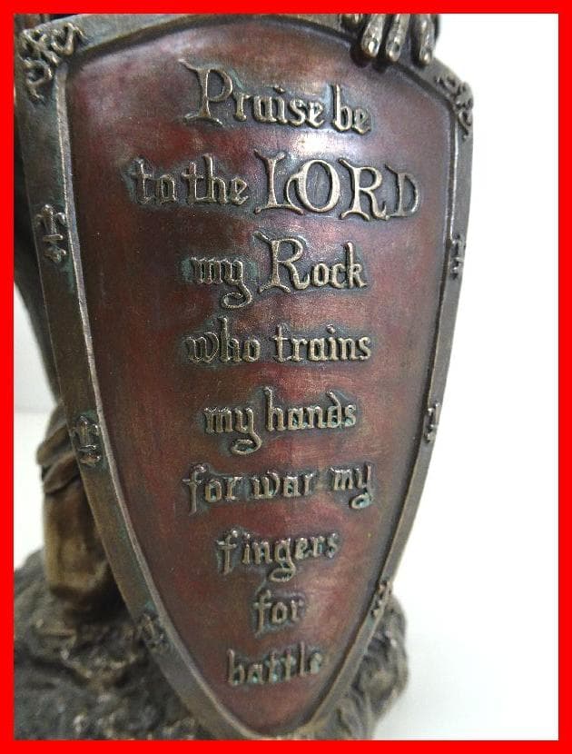 主を賛美する盾を持ち、跪く大天使ミカエル レジン製モデル 中古 M