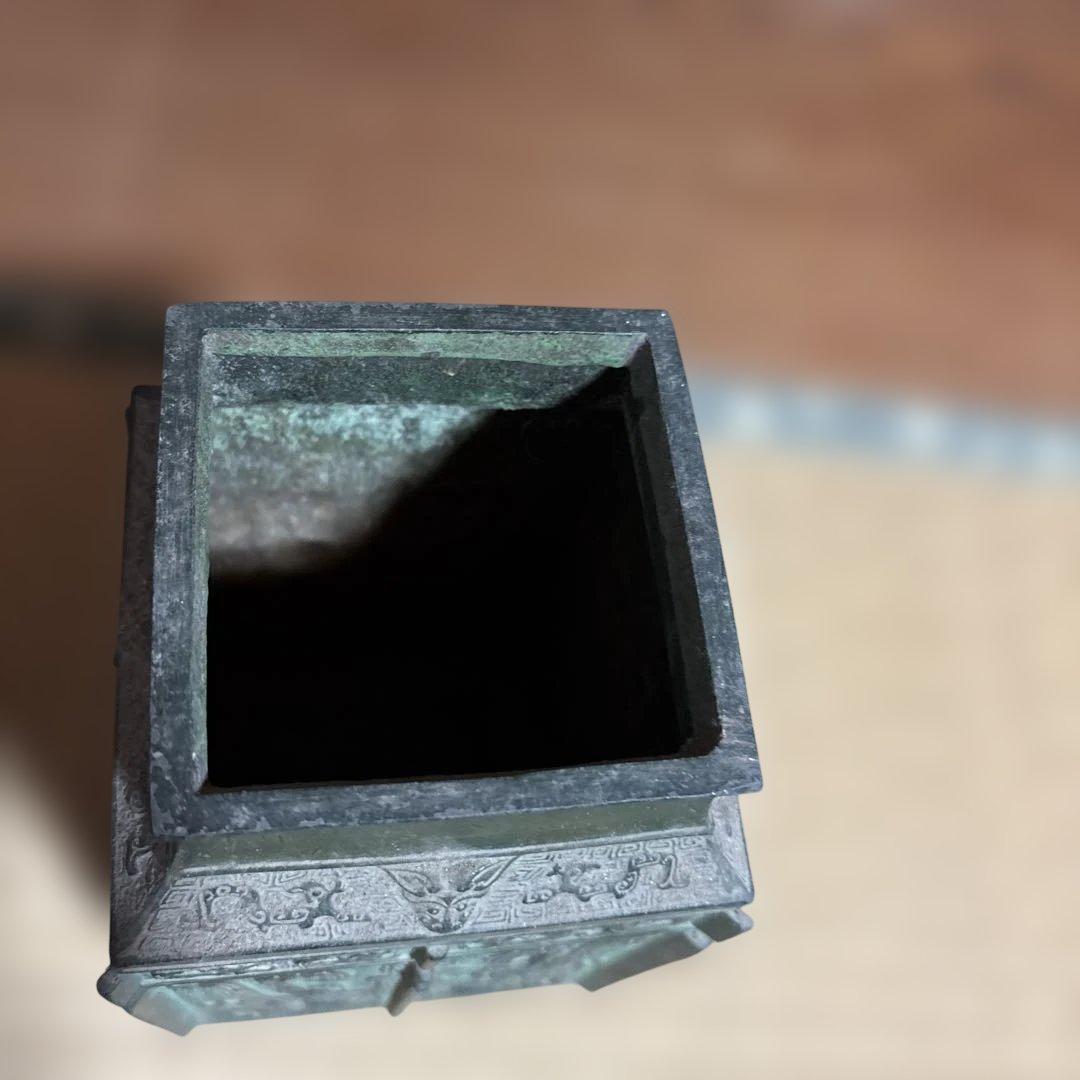 装飾的な金属製四角花瓶