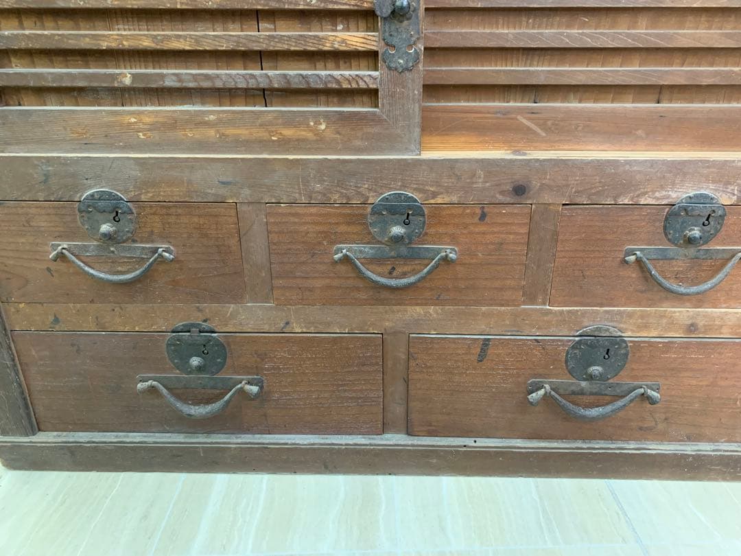 和箪笥 伝統的な木製箪笥 引き出し多