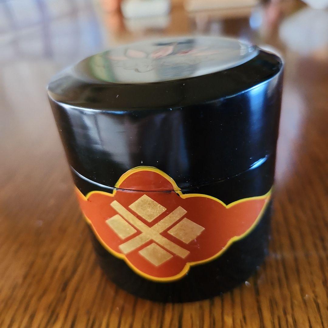 黒色の木製棗 金色と赤色の模様 梅月棗（ばいげつなつめ）