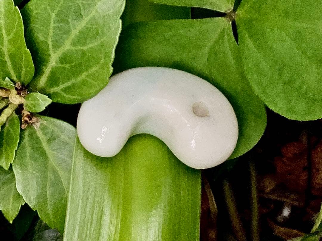 ✳綺麗な淡い緑入り 糸魚川翡翠勾玉 本物の守護石 お守りにお