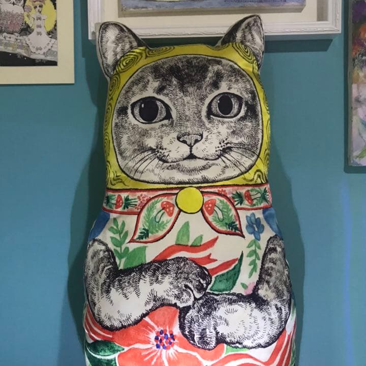 ヒグチユウコさん、猫リョーシカ・クッション （大）