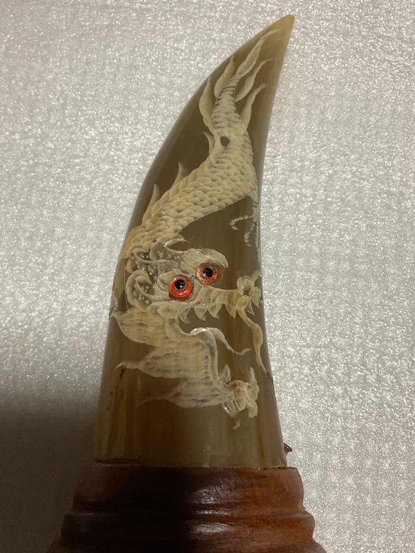 水牛の角の彫物 置物。台座は木製。【角にはドラゴンが彫られ