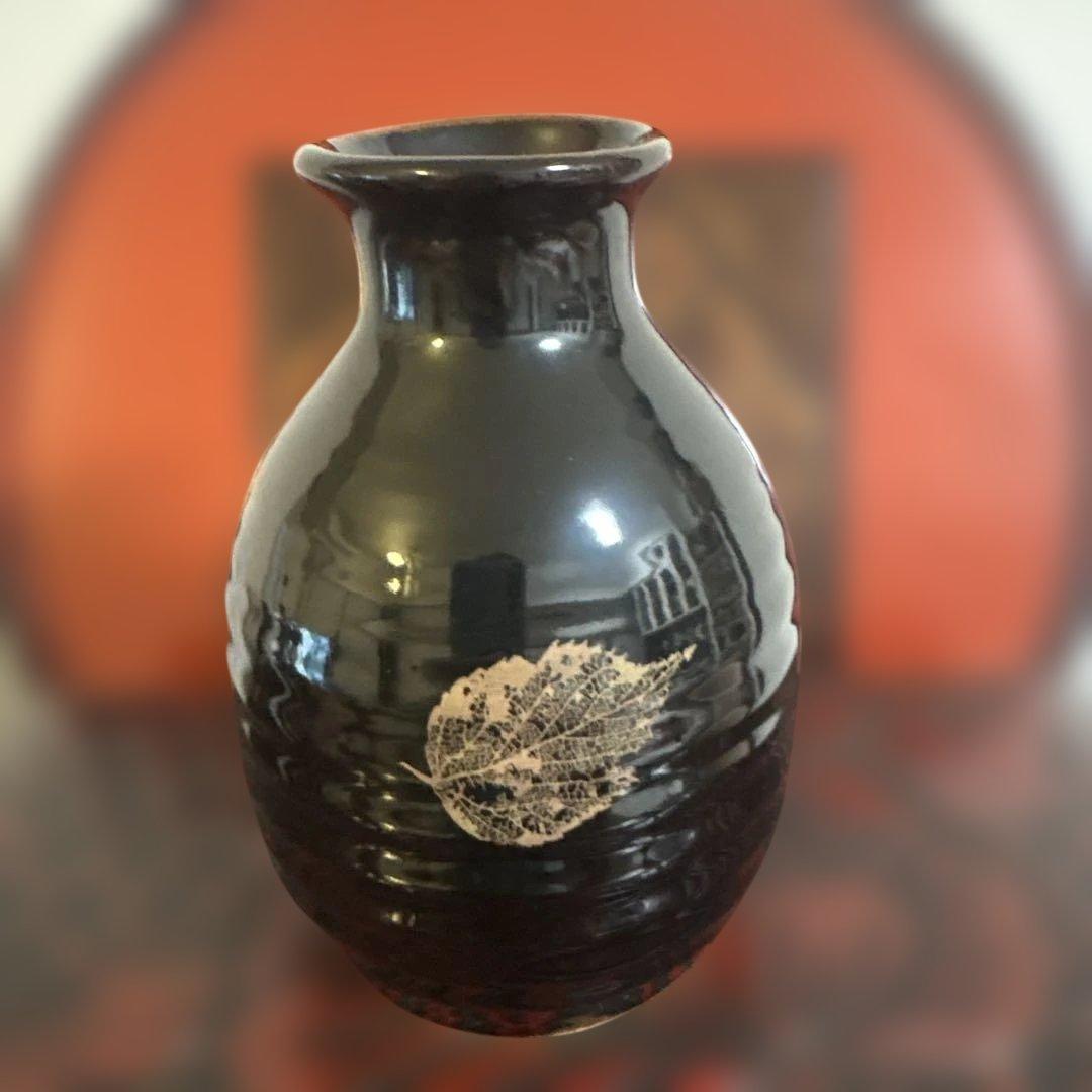 黒い陶器の花瓶 か徳利か、葉の模様 - メルカリ