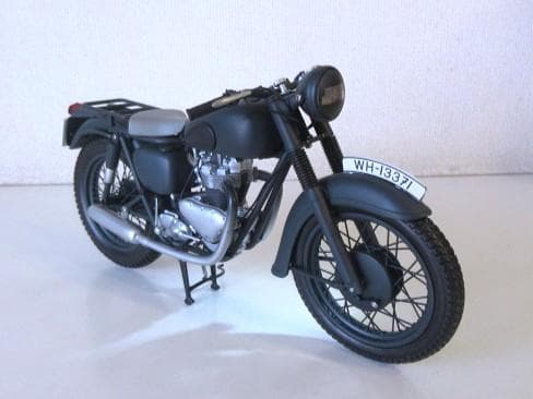 MINICHAMPS (1/12) トライアンフ TR6 Trophy「大脱走」