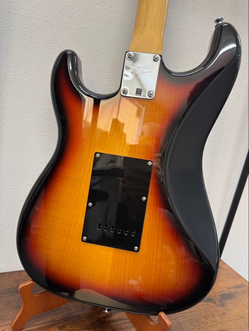Squier ストラトキャスター サンバースト/ピックガードブラック