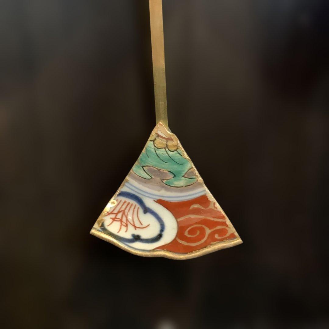 アンティーク宮型柱時計の木枠　古伊万里の時計 中にはめ込んだ振子時計