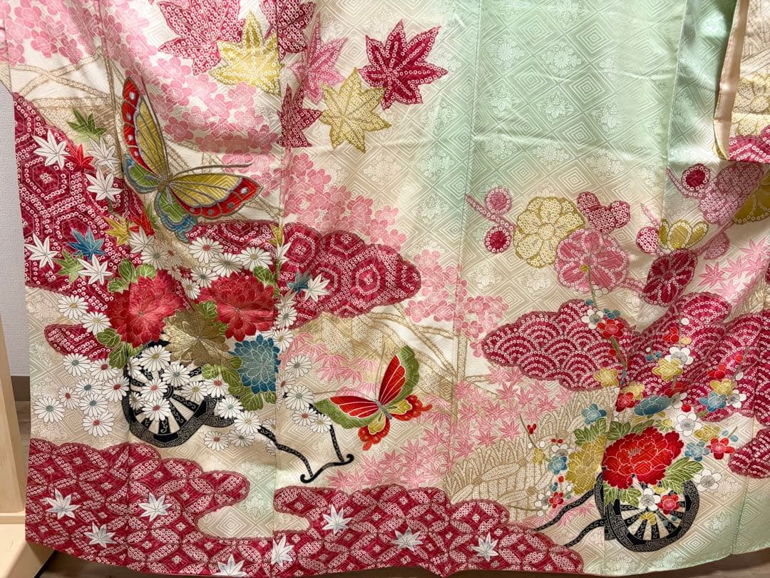 A5 レトロ 蝶に花々 刺繍 金銀彩 薄緑 正絹 袷 振袖 着物 成人式