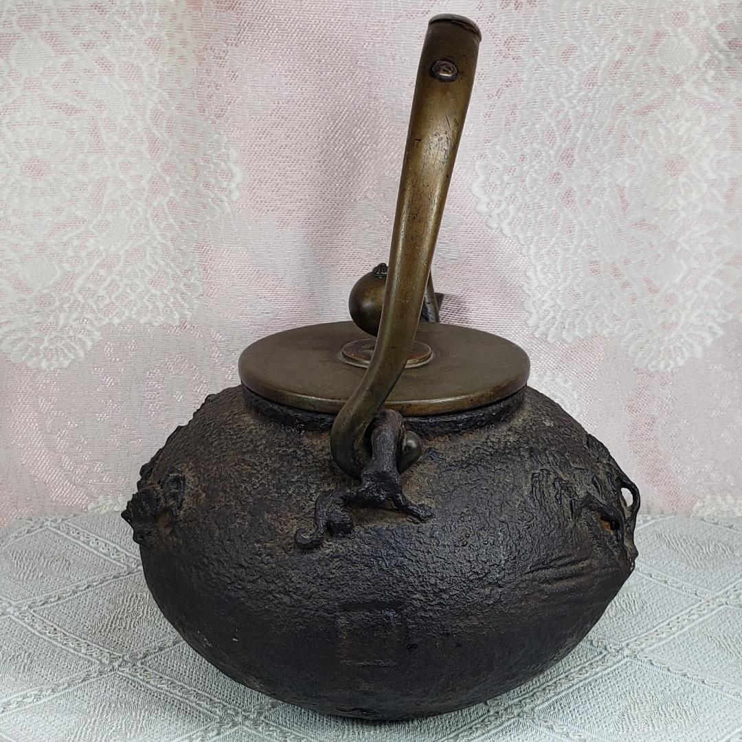 ◆『亀文堂 日本梅泉 岩柳葦蟹図平丸鉄瓶』◆検）龍文堂 金寿堂 安之介 光玉堂