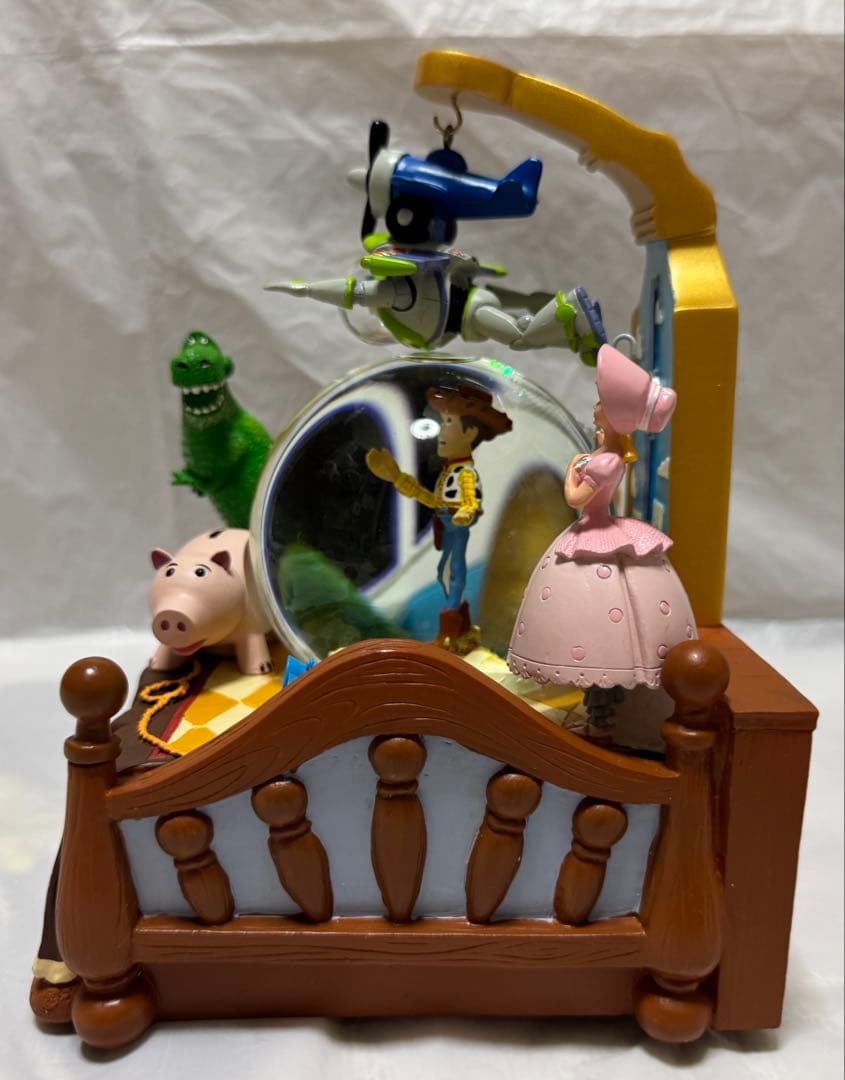 トイストーリー ベッド型 オルゴール付きスノーグローブ