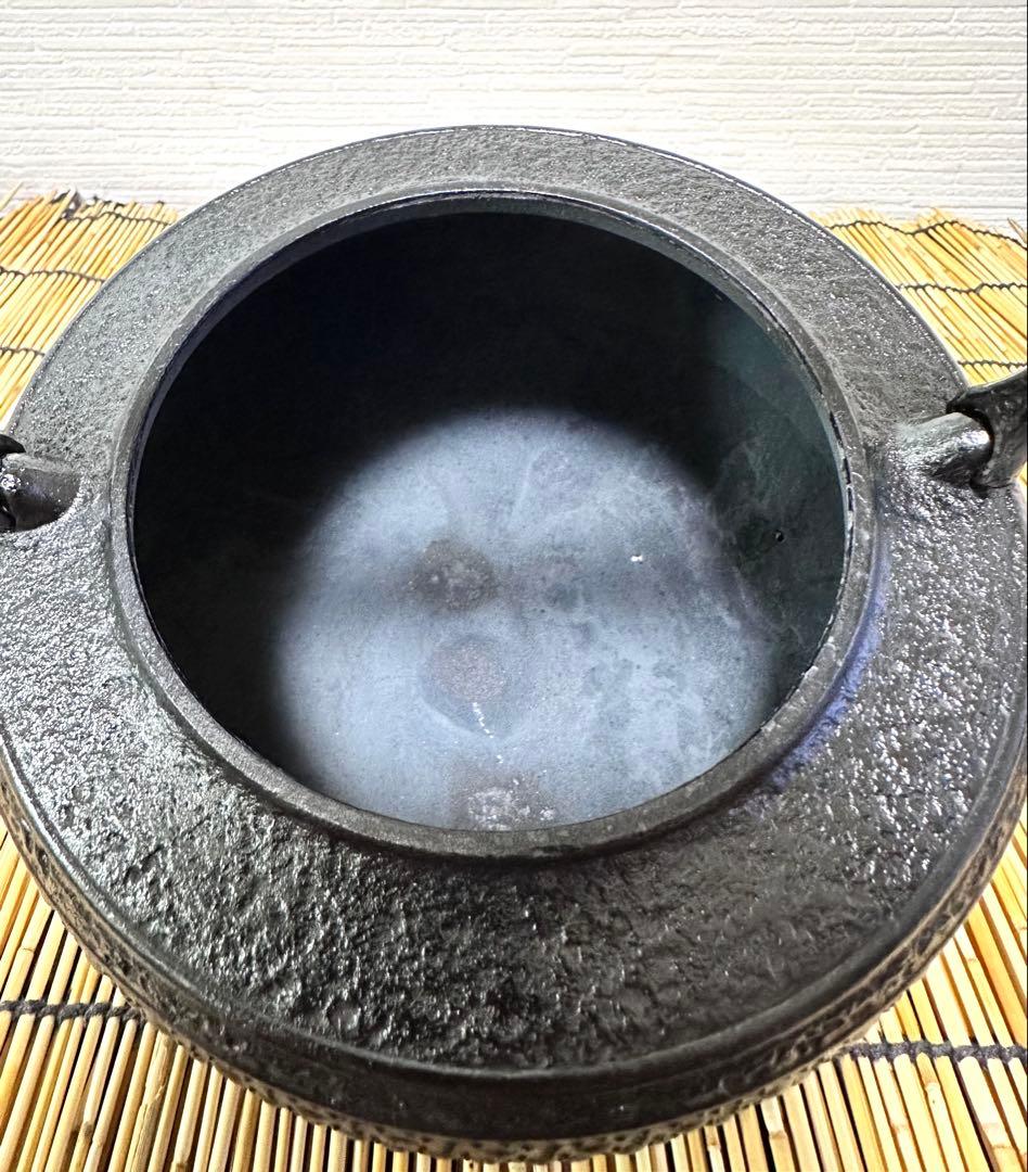 新品、供箱等付属品付 南部岩鋳四代目清末作 丸型肩付亀甲 鉄瓶台セット