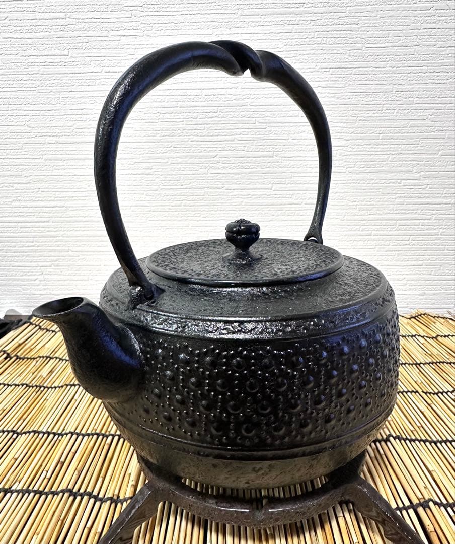 新品、供箱等付属品付 南部岩鋳四代目清末作 丸型肩付亀甲 鉄瓶台セット