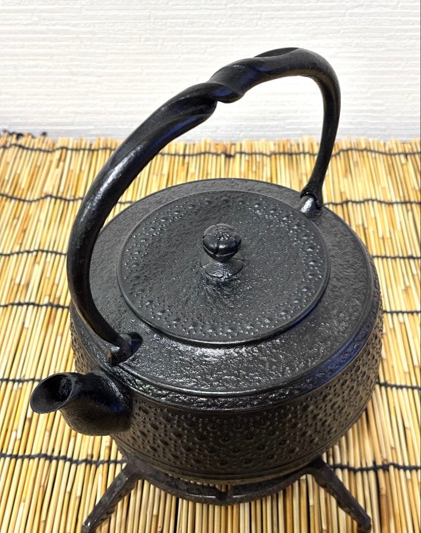 新品、供箱等付属品付 南部岩鋳四代目清末作 丸型肩付亀甲 鉄瓶台セット