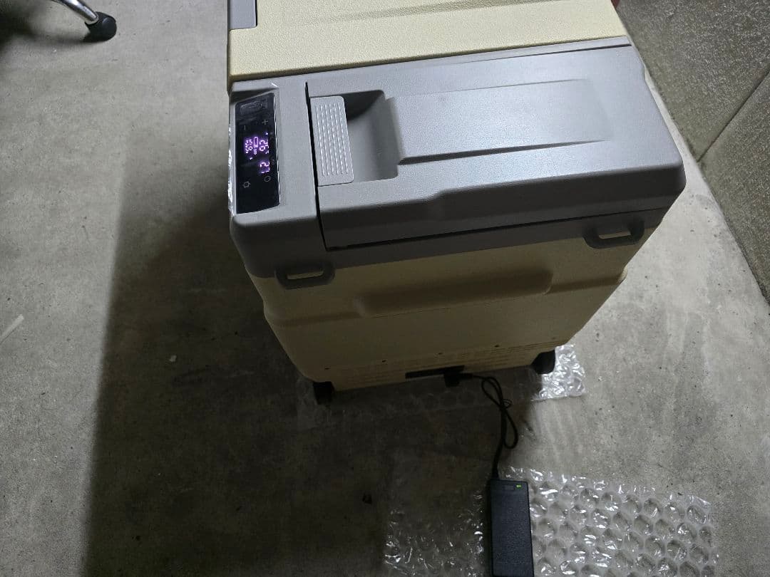 【新品未使用】車載冷蔵庫 SAMONIC 55L　バッテリー付き　カーキ色