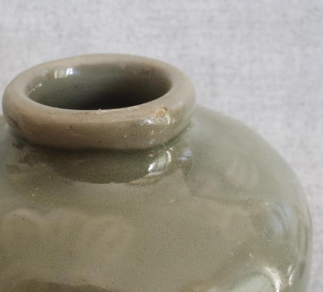 小壺 明 青磁 龍泉窯 花の陽刻 オリーブグリーン ☆口に欠け、胴