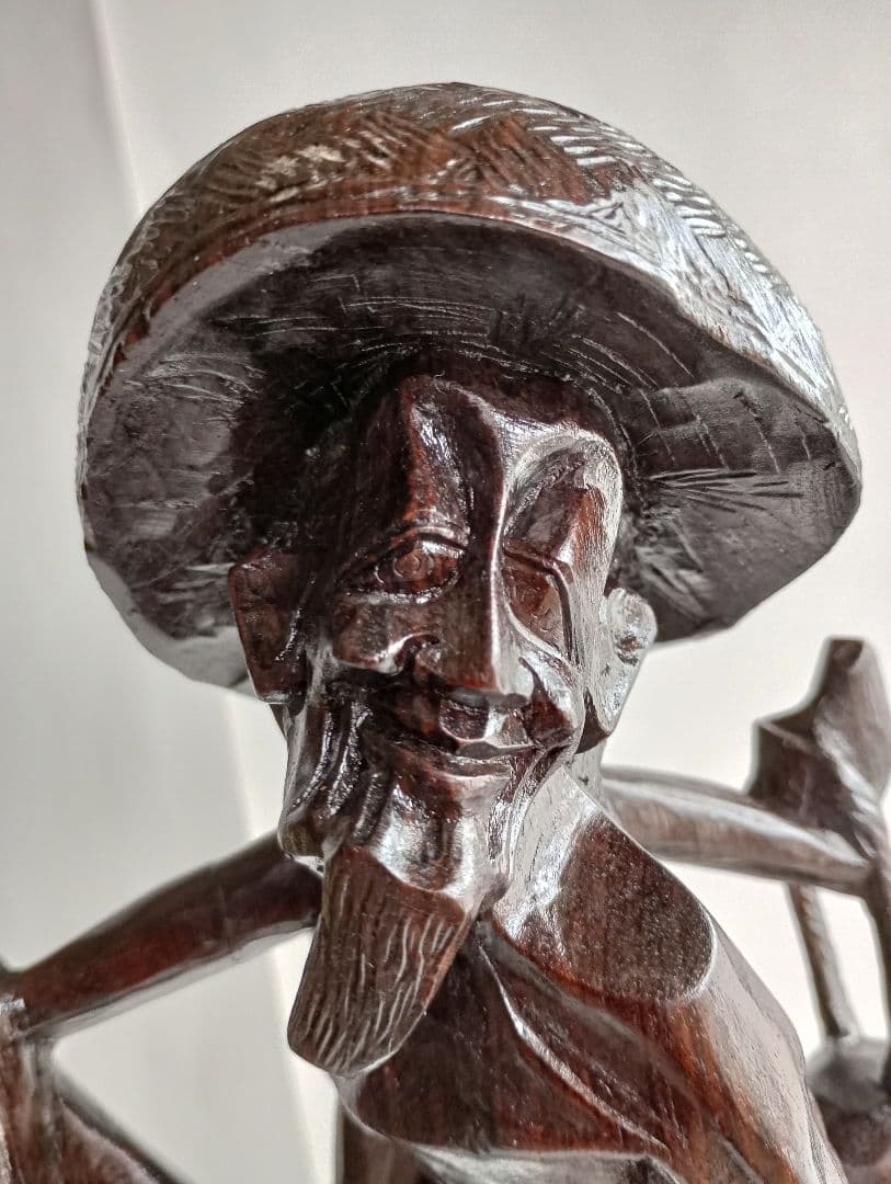 木彫り(工芸品) 「天秤棒を担ぐ老人」