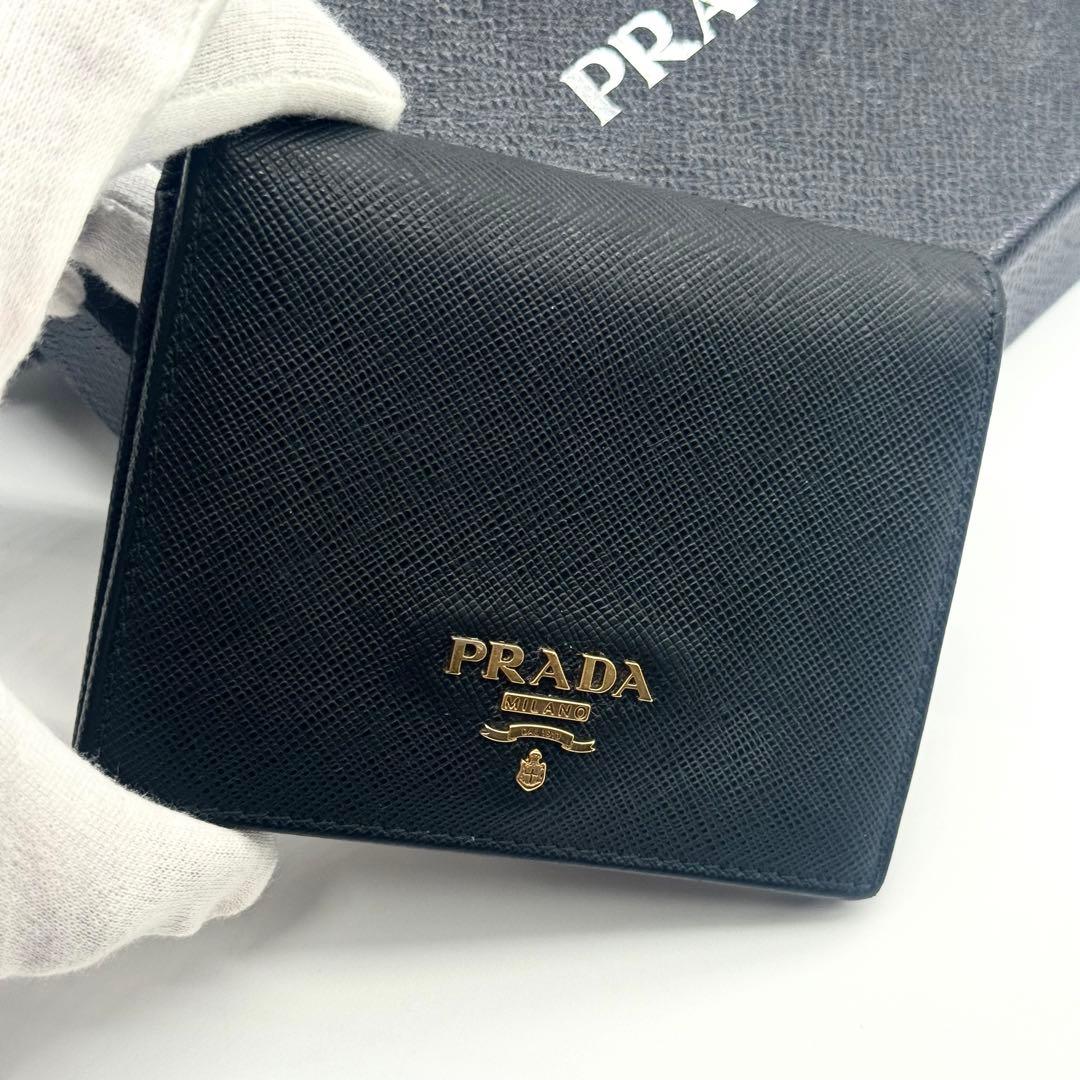 美品✨PRADA プラダ 二つ折り財布 サフィアーノレザー 金ロゴ ブラック 黒