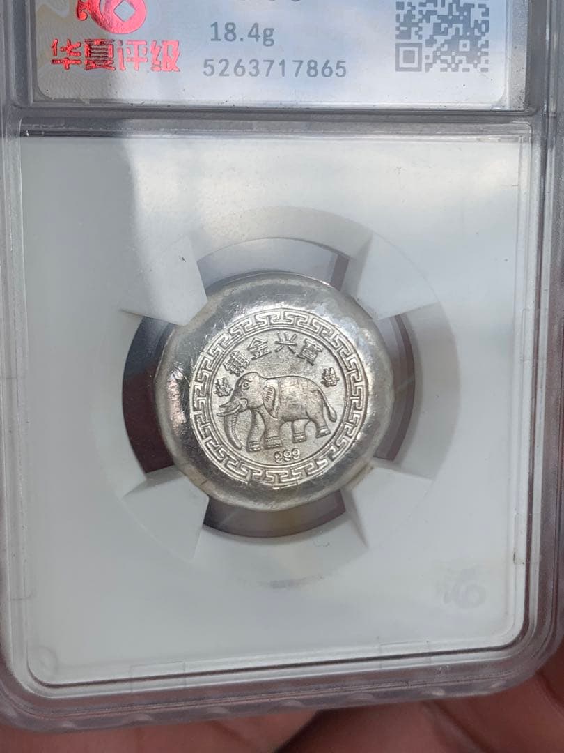 香合銀杏型桐製観世水紅葉桜柄【中古美品】