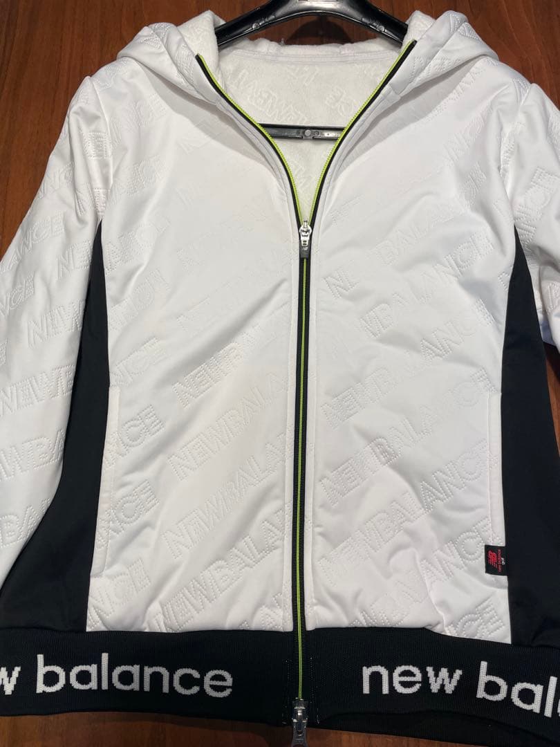 New Balance フード付きジャケット ホワイト/ブラック