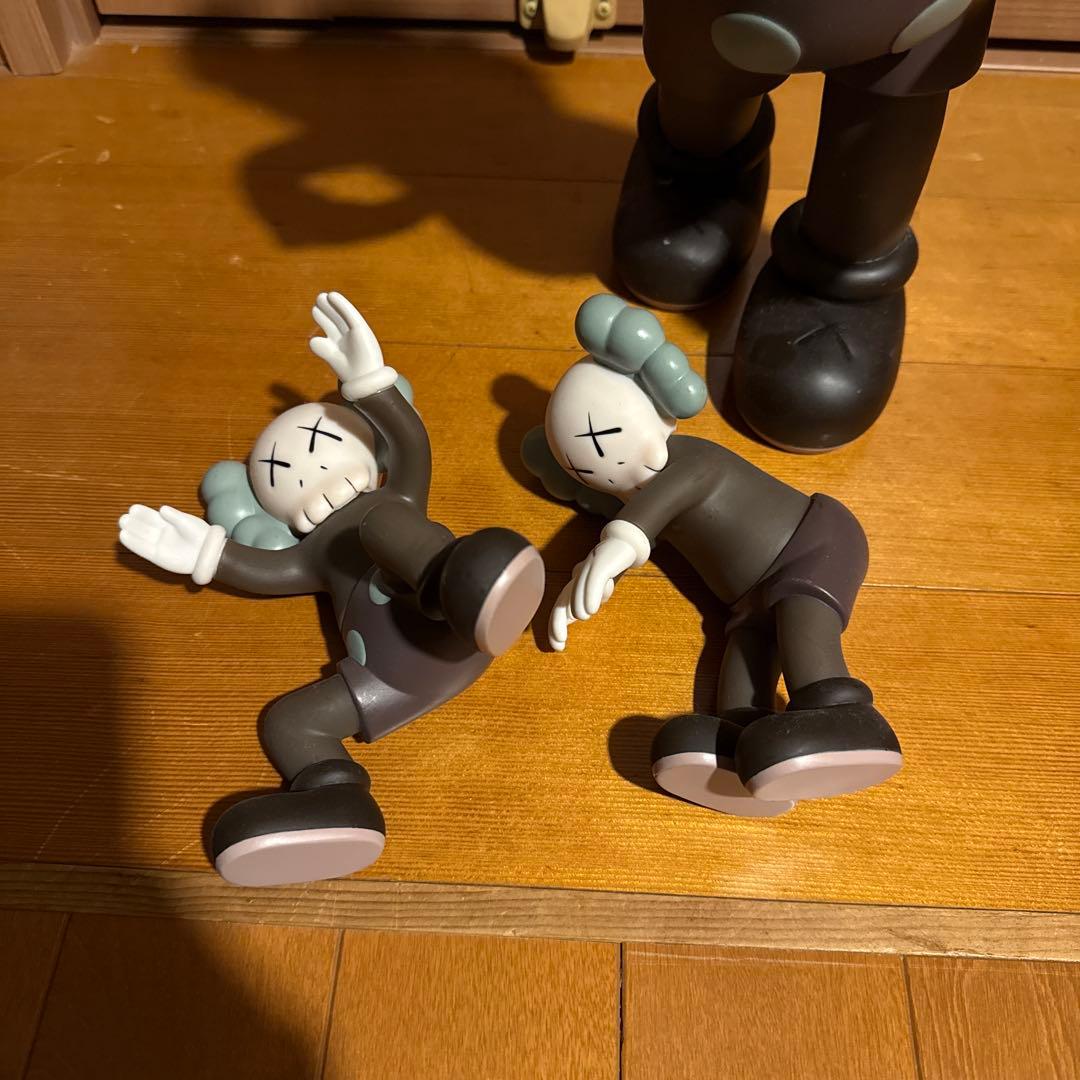 Kaws Companion フィギュア グレー ブラック フェイク品