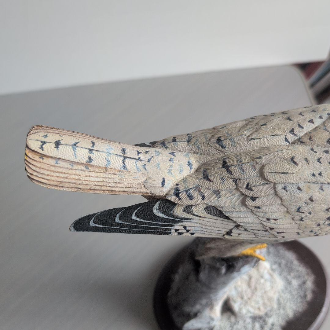 猛禽類の彫刻 シロハヤブサ バードカービング 木彫りの野鳥 野鳥彫刻