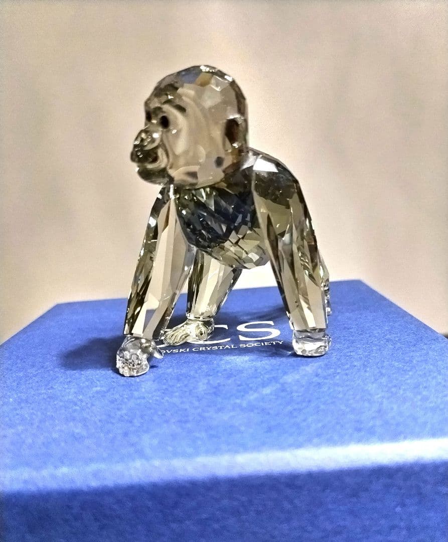 スワロフスキー 2009年度SCS作品 /ゴリラの赤ちゃん 置物 - メルカリ