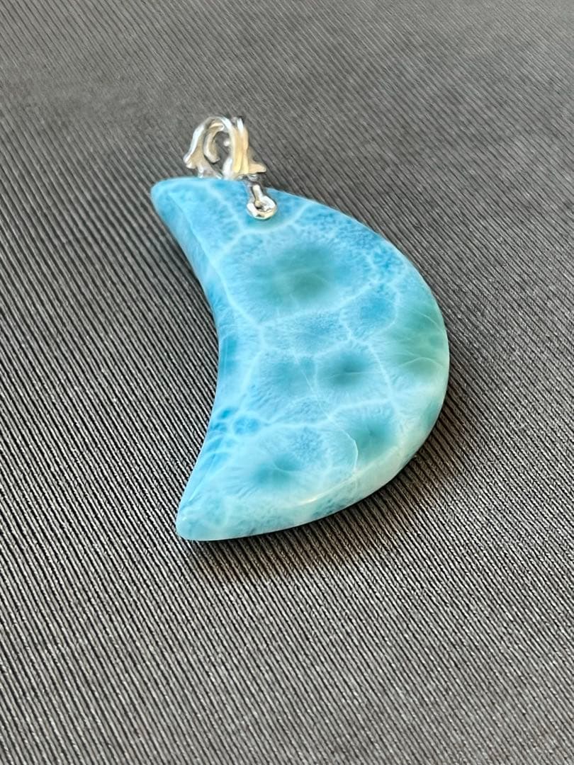 天然石☆高品質！ラリマー大きめ月型ペンダントトップ☆シルバーお魚