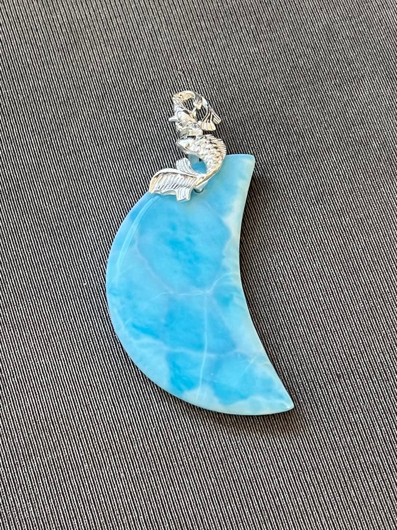 天然石高品質！ラリマー大きめ月型ペンダントトップシルバーお魚