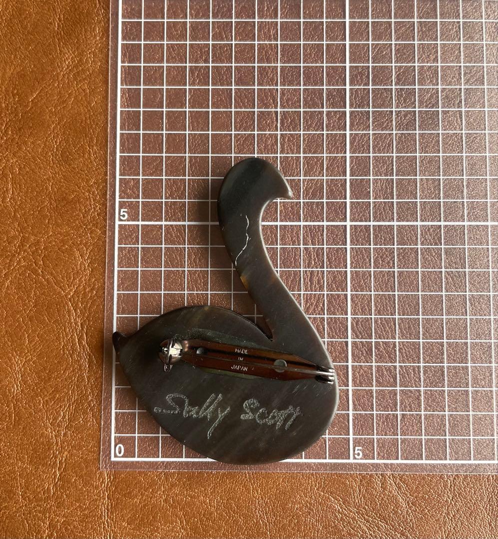 Sally Scott 黒鳥 水牛の角 ブローチ