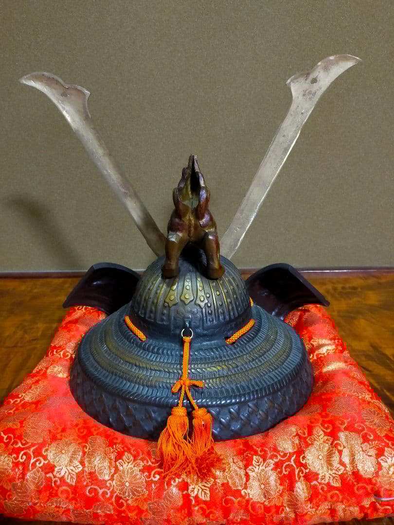 出世兜 源九郎義経 長鍬形獅子頭の兜 源氏兜 兜 座布団付き 出世