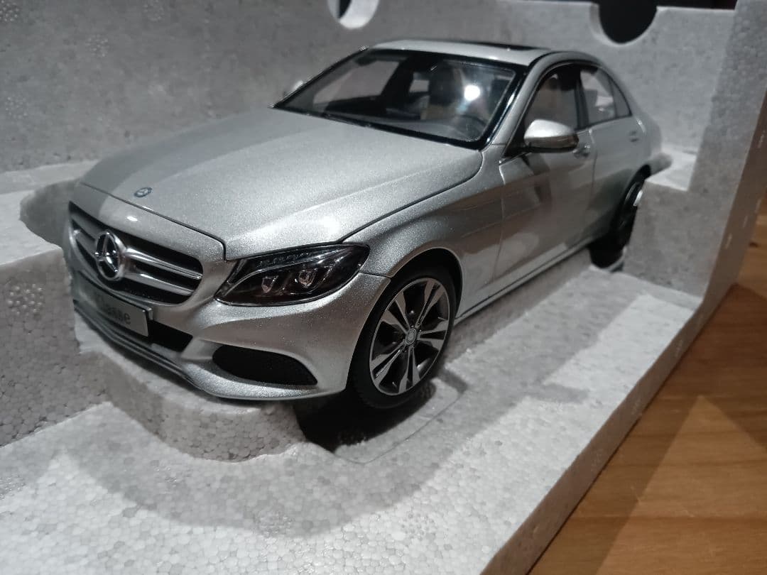 1/18 メルセデスベンツ Cクラス W205 前期 シルバー ミニカー