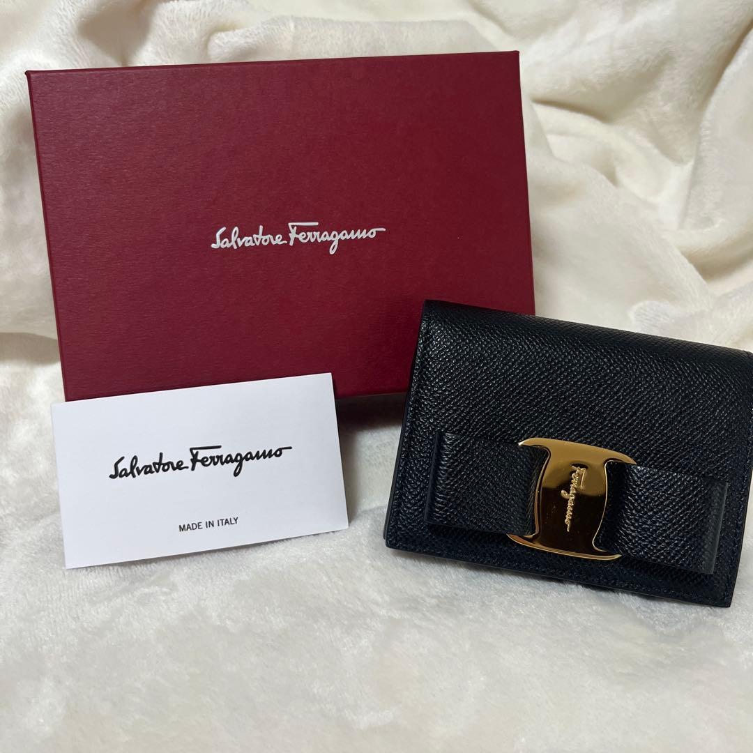 ⭐︎美品⭐︎フェラガモ 二つ折り財布 ヴァラリボン ブラック カーフ 金具ファスナー ヴァラ 二つ折り財布 - ウィメンズ | Ferragamo