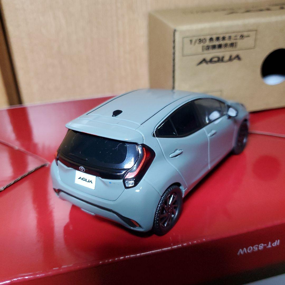 トヨタ AQUA 1/30 ミニカー グレー