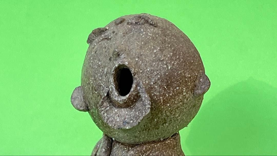 村長自画像 陶器製の口を開けた人形 約10cm カケ有り