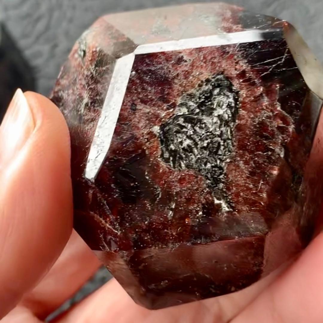 ダークレッドの12面体結晶ガーネット(Lサイズ3)ポリッシュ/置物