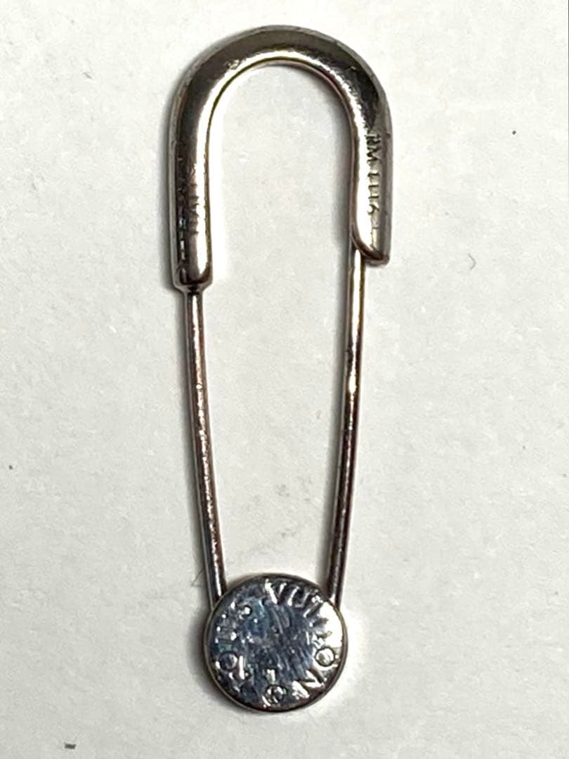 ルイヴィトン ピンブローチ ピンバッチ 安全ピン シルバー系