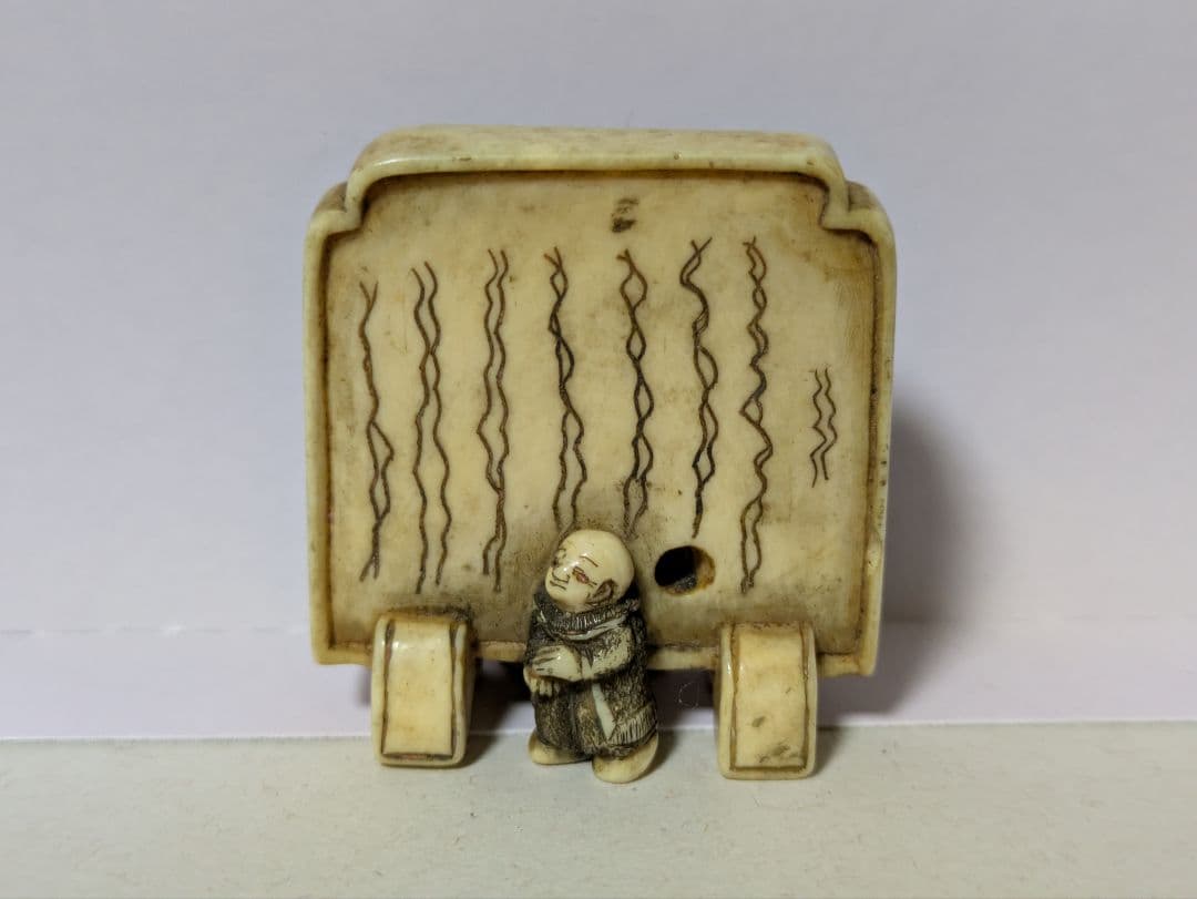 翡翠原石ミャンマー 鉱物石コレクション品一面カット10kチョイ高さ約