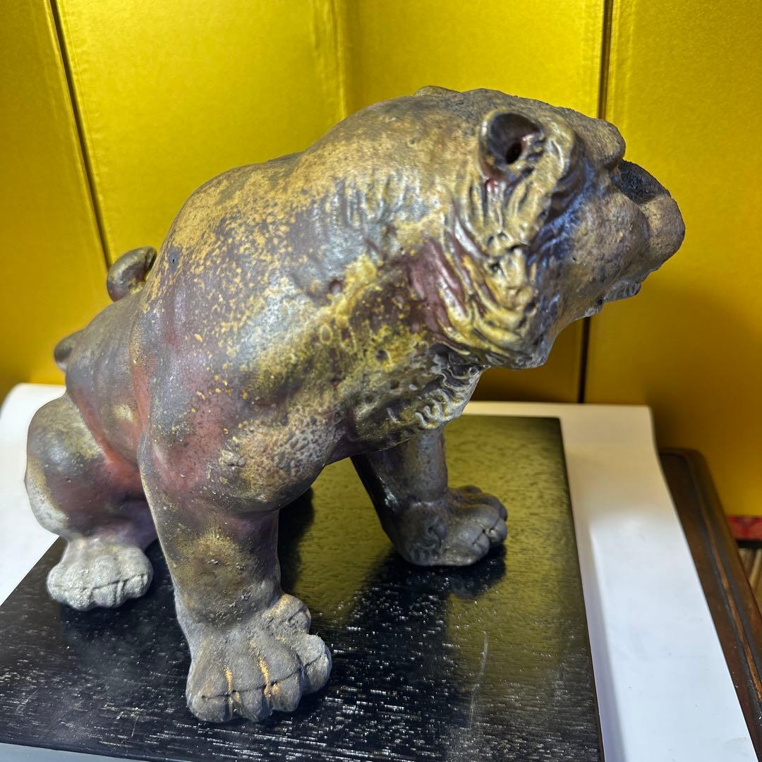 備前焼，虎，獅子，鈴木黄弌，備前焼虎の彫刻 黒い台座付き - メルカリ