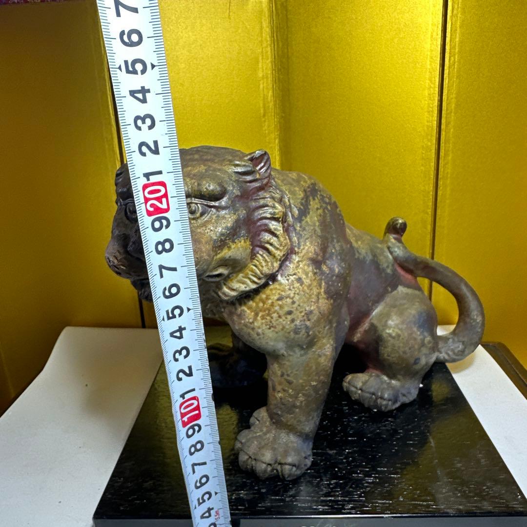 備前焼，虎，獅子，鈴木黄弌，備前焼虎の彫刻 黒い台座付き - メルカリ