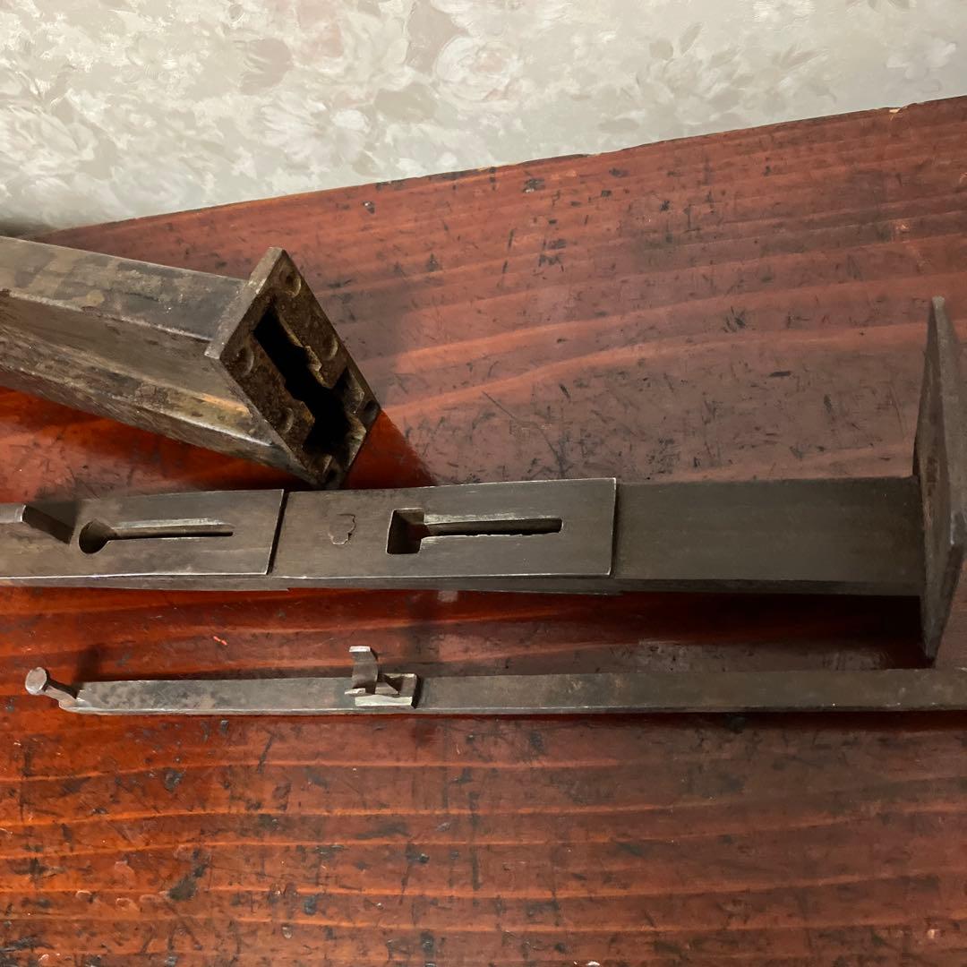 古い特大の錠前と鍵と思われますが果たして？ THE・鍵穴」…なアンティーク