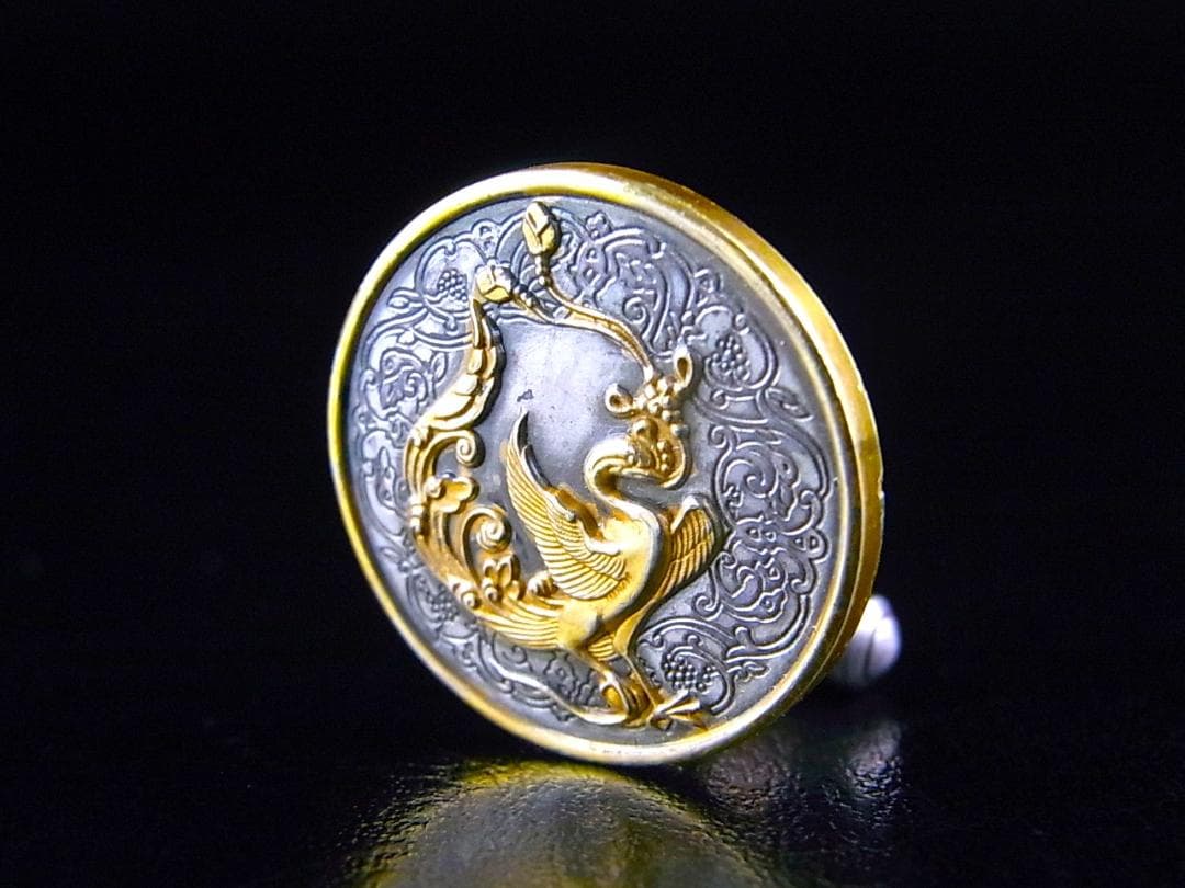 【 E090 】 超名品　人間国宝　鍛金師　奥山峰石作品　金鍍金鳳凰之図銀製手釦