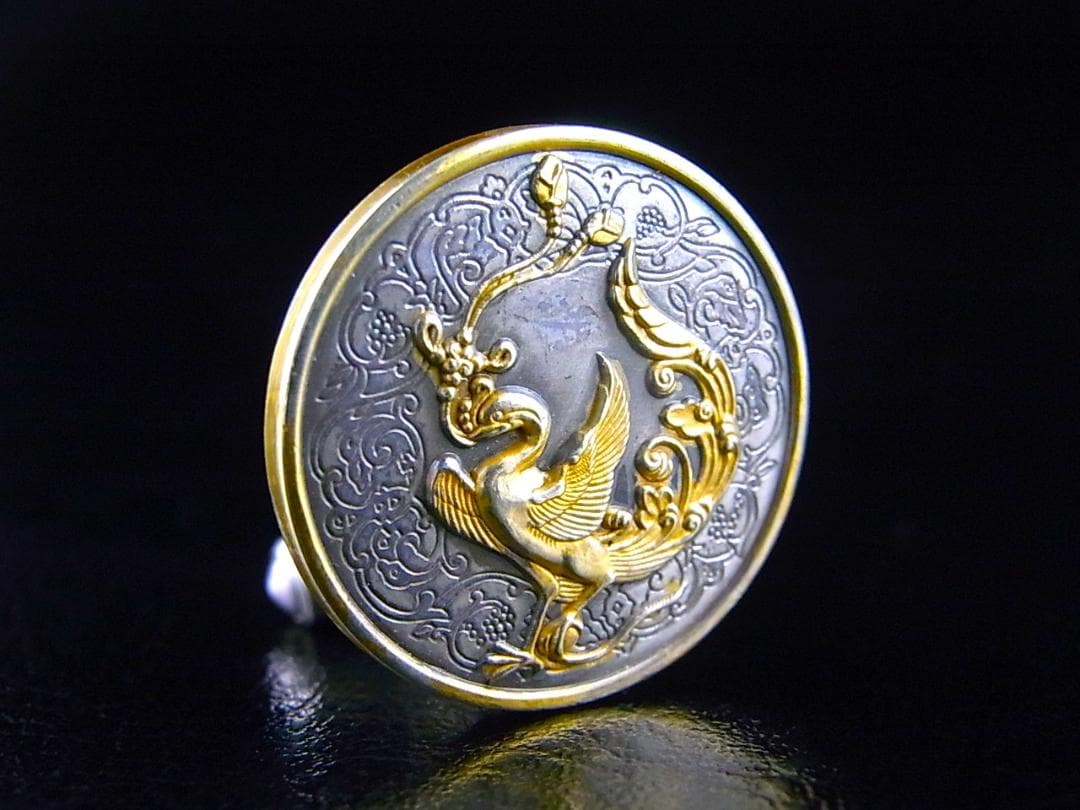 【 E090 】 超名品　人間国宝　鍛金師　奥山峰石作品　金鍍金鳳凰之図銀製手釦