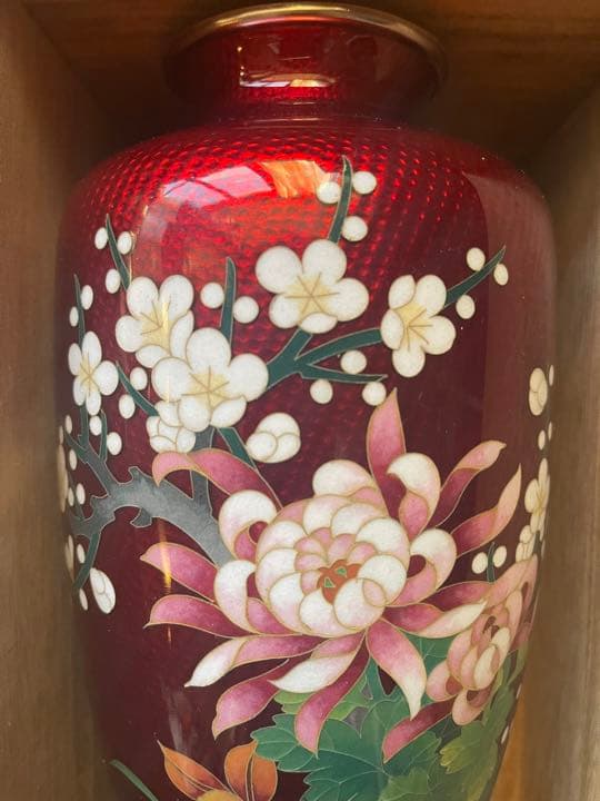 佐藤七宝店謹製 七宝花瓶 赤透四君子文 台座付 共箱入り 未使用