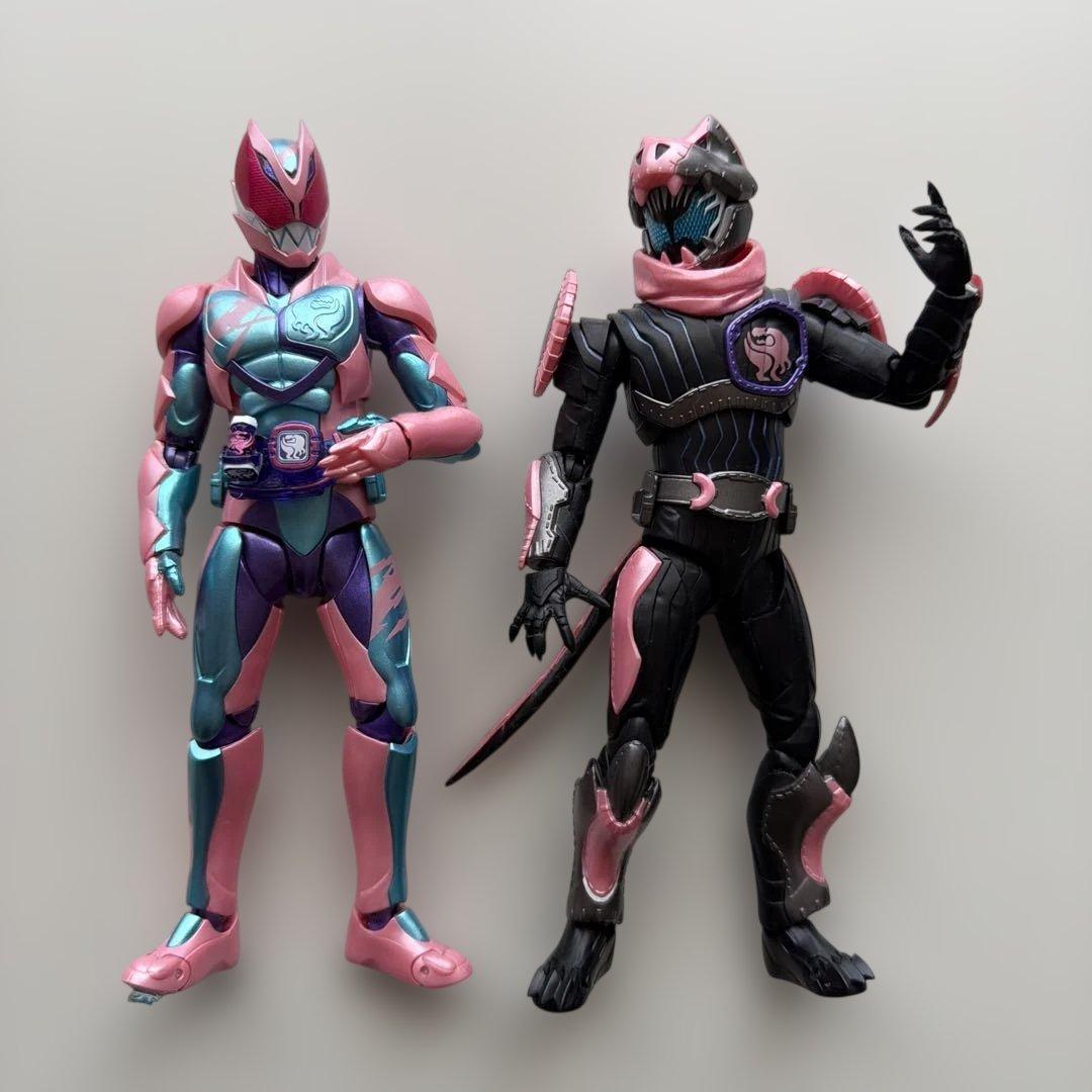 S.H.フィギュアーツ 仮面ライダーリバイス 2体セット【中古】 - メルカリ