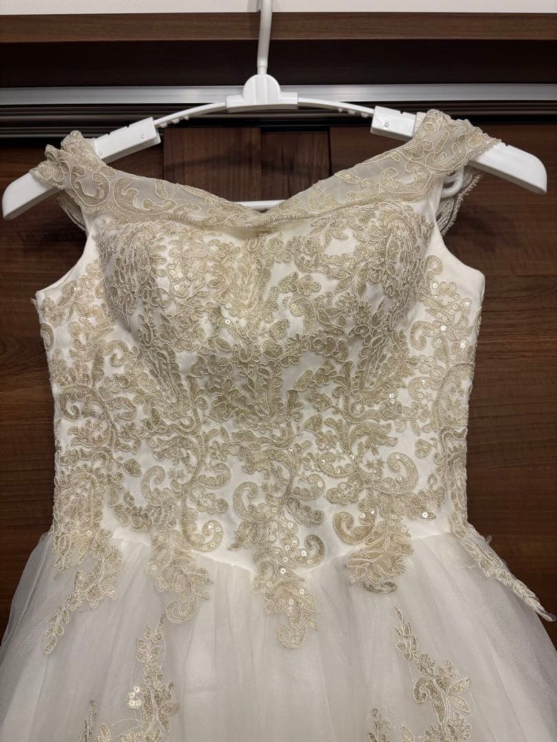 プリンセスライン　オフショルダー　ウェディングドレス　パニエ付き