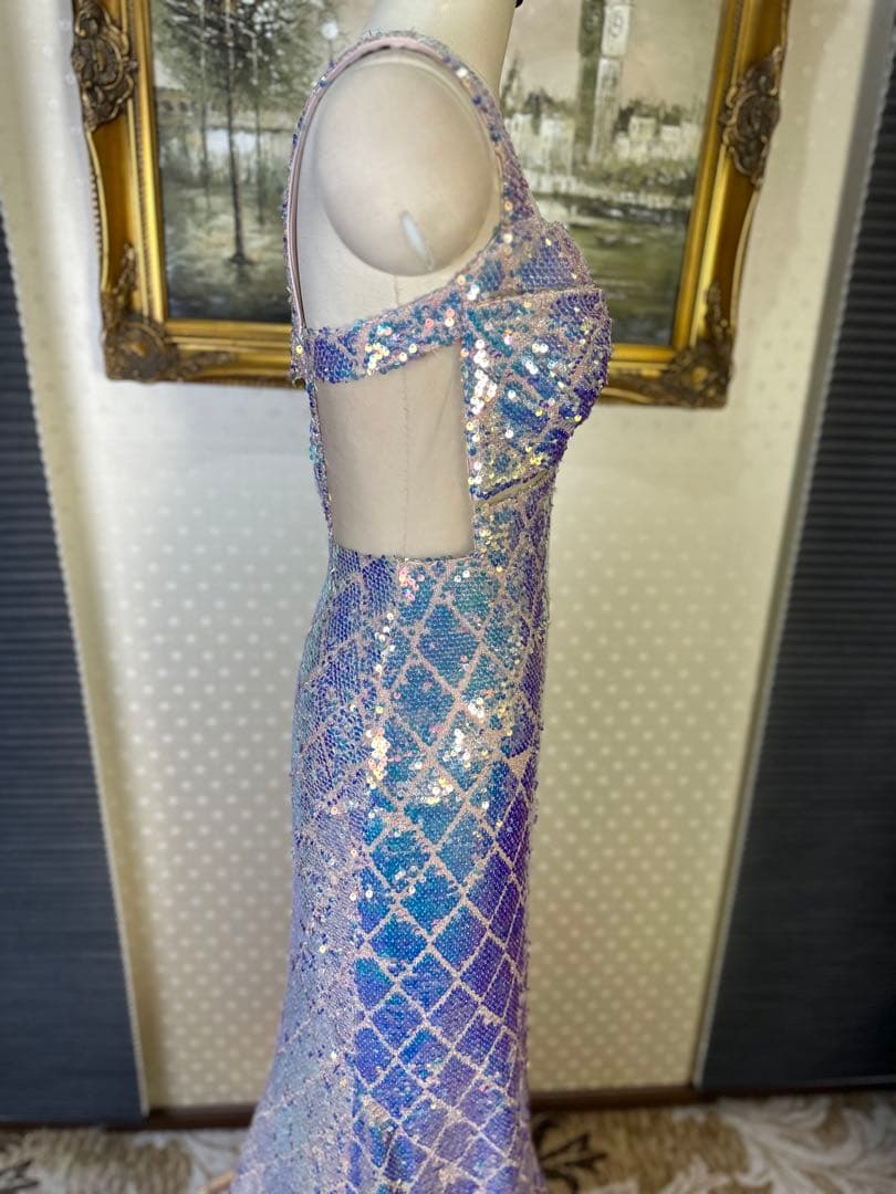 スパンコール装飾の青紫色ドレス