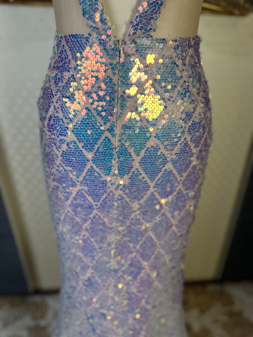 スパンコール装飾の青紫色ドレス