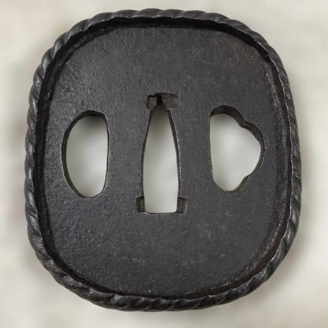 B-26 鍔　武具　刀装具　日本刀　装飾品　鉄製　アンティーク　美術品　工芸品