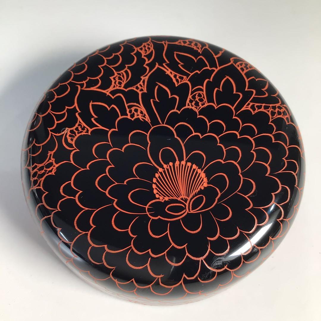 Ｍ７２４　棗　『藤原清助(静雨)作』『沈朱牡丹彫』『中棗』　共箱　茶道具