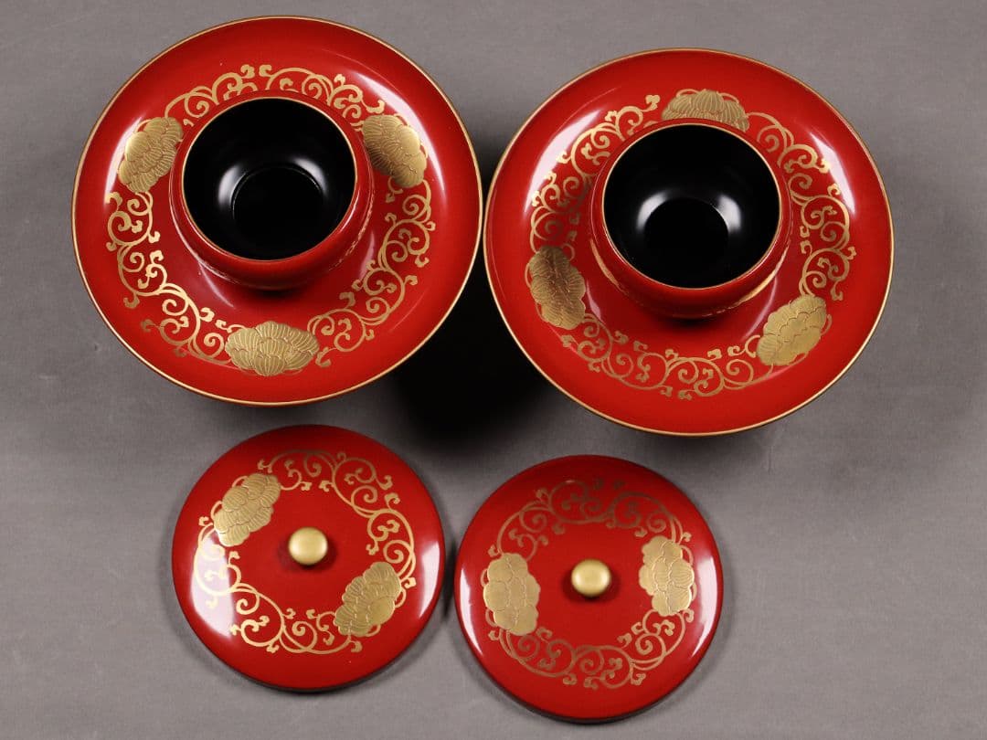 M673/ 時代木製漆器 花唐草金蒔絵朱塗茶台一対 伊万里色絵茶器 龍鳳凰 木箱